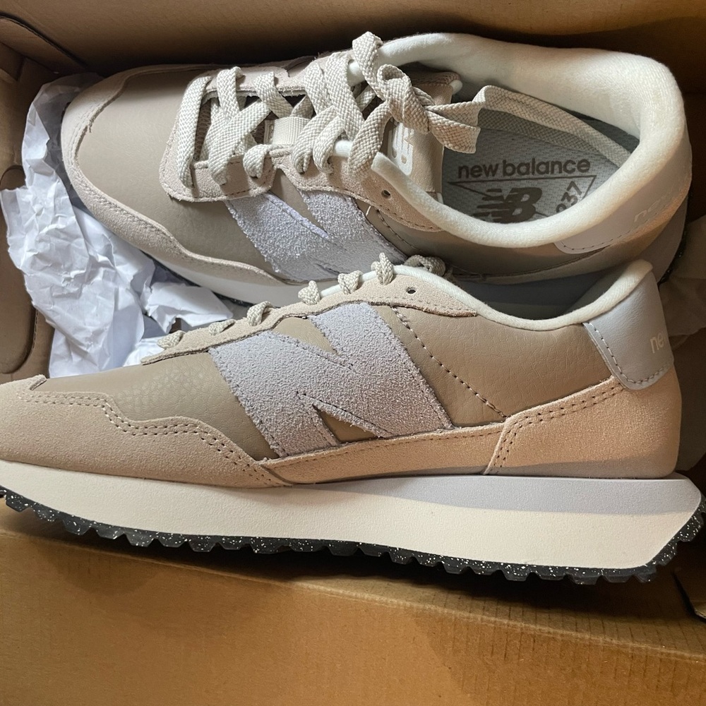 New balance 237 women’s walking or everyday sneaker Size 7.5